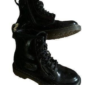 DR MARTENS black size 1 in new condition with zipper side entrance